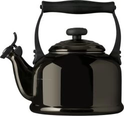 Le Creuset Tradition Fluitketel - 2.1 L - Ebbenzwart 4 Le Creuset Tradition Fluitketel - 2.1 L - Ebbenzwart -Kookpannen Verkoopwinkel 1200x1123 1