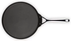 Le Creuset Les Forgees Pannenkoekpan 28cm -Kookpannen Verkoopwinkel 1200x699 1