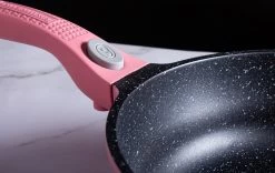 Royalty Line Inductie Pannenset - Luxe 14-delige Pannenset Marmeren Coating - Pannen Met Afneembare Handvaten - Oven-Ready - PFAS-Vrij - Voor Alle Warmtebronnen - Afneembare Koudgrepen - Antiaanbaklaag - Koekenpan Met Glazen Deksels - Roze 16 Royalty Line Inductie Pannenset - Luxe 14-delige Pannenset Marmeren Coating - Pannen Met Afneembare Handvaten - Oven-Ready - PFAS-Vrij - Voor Alle Warmtebronnen - Afneembare Koudgrepen - Antiaanbaklaag - Koekenpan Met Glazen Deksels - Roze -Kookpannen Verkoopwinkel 1200x757 3