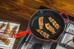 Le Creuset - Gietijzeren Ronde Skillet In Kersenrood 23cm -Kookpannen Verkoopwinkel 1200x787 2