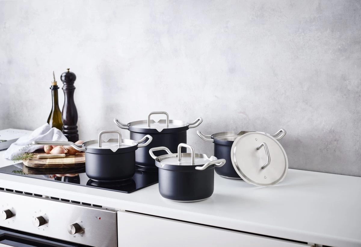 BK Q-linair Master Black Kookpannenset - 4-delig - Veilig Afgietsysteem - Inductie 2 BK Q-linair Master Black Kookpannenset - 4-delig - Veilig Afgietsysteem - Inductie - Afbeelding 2