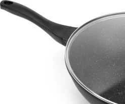 Swiss Pro+ Wokpan - Met Glazen Deksel - 28cm - Zwart -Kookpannen Verkoopwinkel 1200x997 1