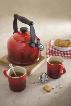 Le Creuset Tradition Fluitketel - 2.1 L - Kersenrood 5 Le Creuset Tradition Fluitketel - 2.1 L - Kersenrood -Kookpannen Verkoopwinkel 799x1200 8